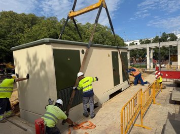 Operarios de Endesa instalan un nuevo centro de transformación en San Jerónimo.
