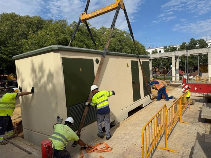 Operarios de Endesa instalan un nuevo centro de transformación en San Jerónimo.