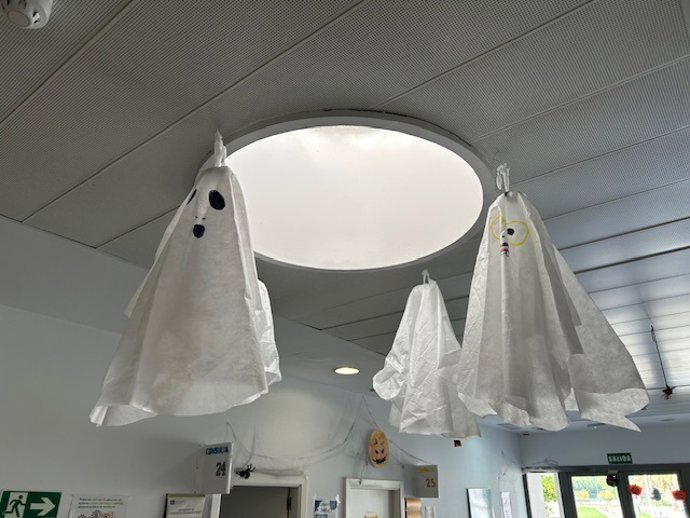 Decoración de Halloween en un foco del centro de salud El Torrejón (Huelva).