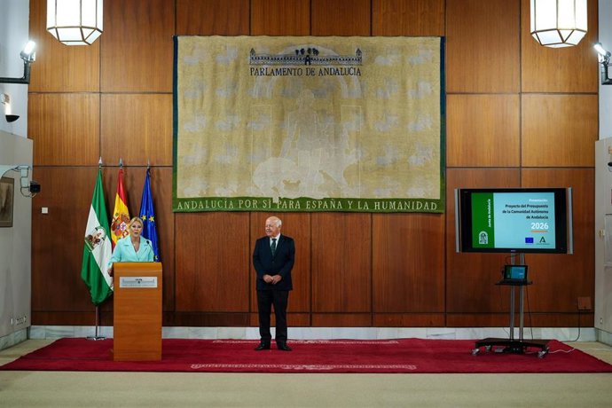 La consejera de Economía, Carolina España, este miércoles durante el acto de entrega del proyecto de Ley de Presupuestos de 2026 al presidente del Parlamento, Jesús Aguirre. 