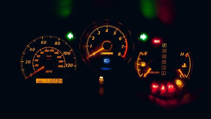 As letras "E" e "F" em seu carro escondem mais do que você imagina: veja como saber em que lado do carro está o tanque de combustível