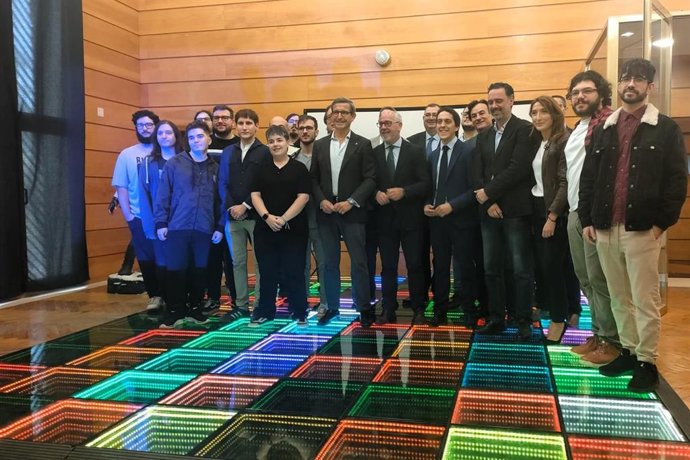 El consejero Jorge Paradela (c), junto a otras autoridades y responsables de proyectos alojados en Misión-El Banco.