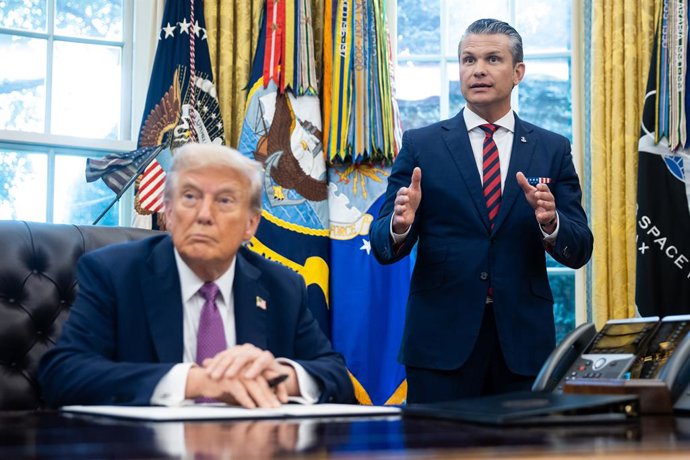 Archivo - Arquivo - 5 de setembro de 2025, Washington, Distrito de Columbia, EUA: O secretário de Guerra dos Estados Unidos, Pete Hegseth, fala enquanto o presidente dos EUA, Donald J. Trump, ouve depois que o presidente assinou uma ordem executiva para q