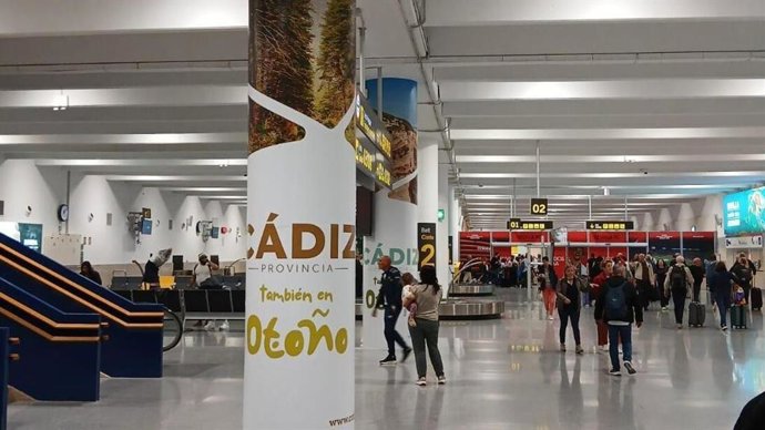 Imagen promocional de Cádiz en el aeropuerto de Sevilla.