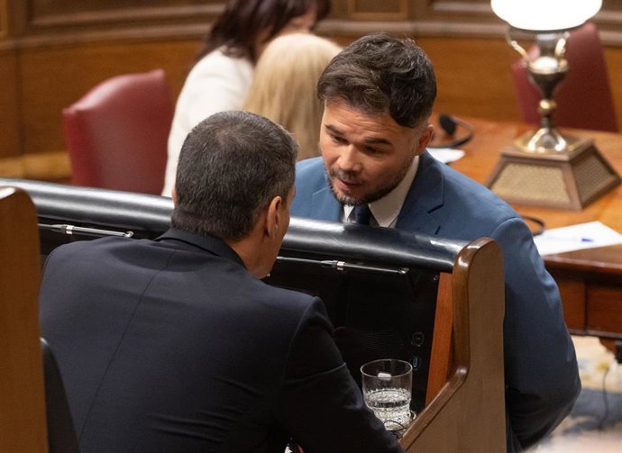 Archivo - El presidente del Gobierno, Pedro Sánchez (i) y el portavoz de ERC en el Congreso, Gabriel Rufián (d), conversan durante una sesión plenaria
