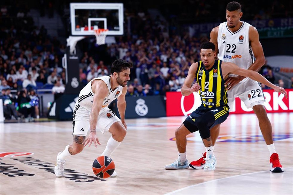 Archivo - Facundo Campazzo y Walter Tavares disputan un balón con Wade Baldwin durante el partido entre el Real Madrid y el Fenerbahe de la temporada pasada.