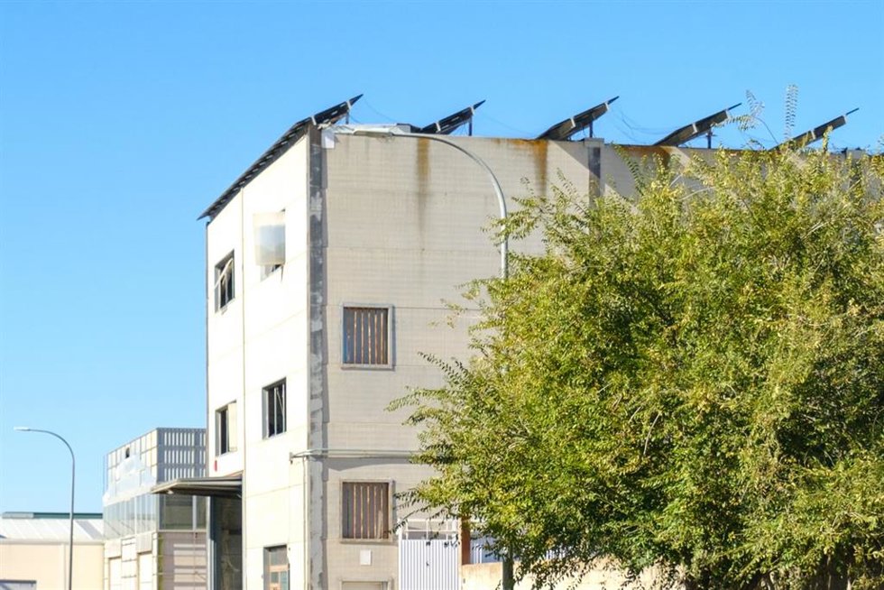 Imágenes tras la explosión en la nave de una empresa de tratamiento de residuos sanitarios, situada en la calle Dinamarca del polígono 'El LLano' de Socuéllamos