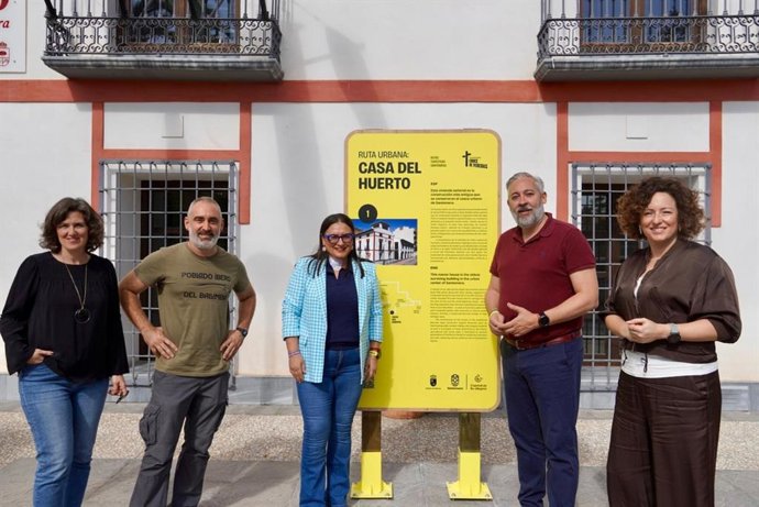 La directora general de Competitividad y Calidad Turísticas, Eva Reverte, con el alcalde de Santomera, Víctor Martínez, ante uno de los hitos de la ruta urbana