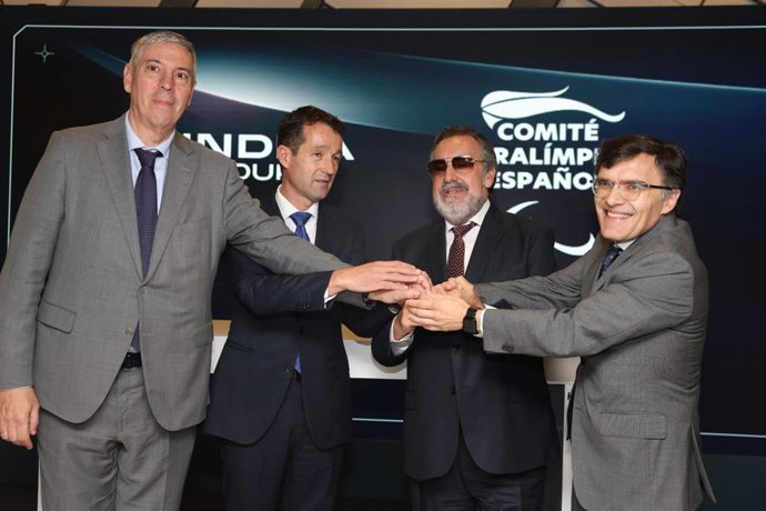 Foto de familia tras la firma del acuerdo entre 'Inda Group' y el CPE