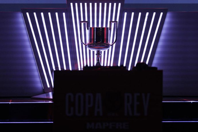Archivo - Trofeo de la Copa del Rey MAPFRE 2024-25, en el sorteo de octavos de final celebrado en la Ciudad del Fútbol de Las Rozas.