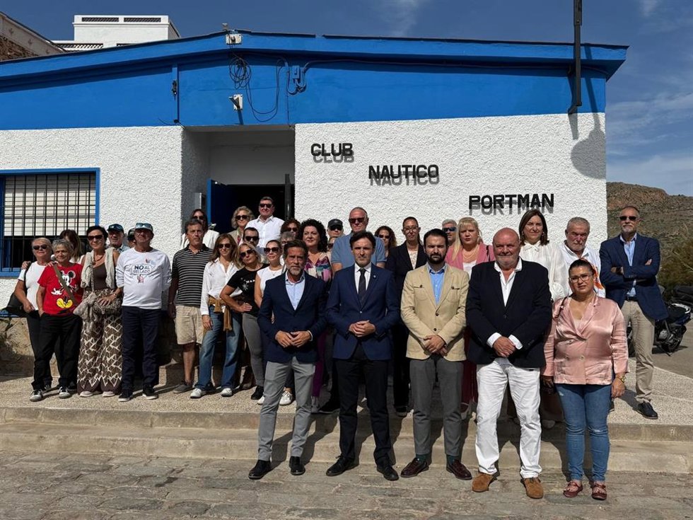 El consejero de Fomento e Infraestructuras, Jorge García Montoro, junto al alcalde de La Unión, Joaquín Zapata, el director general de Litoral y Puertos, Pablo Marín y el presidente del Club Náutico de Portmán, Blas Isaac Calventus, frente al club