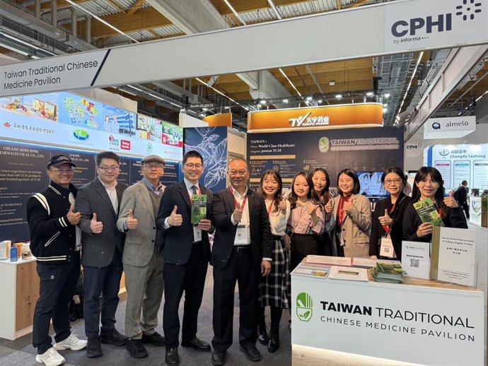 Taiwan’s TCM Pavilion team at CPHI Frankfurt 2025, representing Taiwan’s national effort in advancing evidence-based TCM globally.