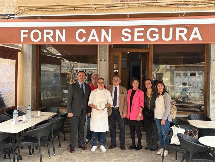 Diez comercios de Muro adheridos a 'Emblemàtics Balears' reciben su placa