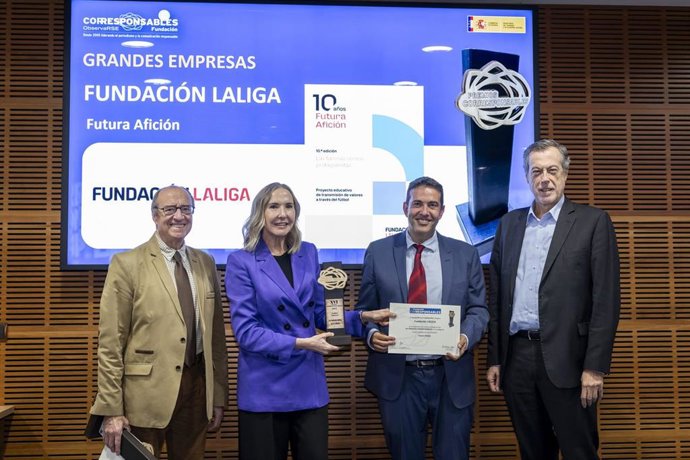 La directora de la Fundación LaLiga, Olga de la Fuente, recibiendo el Premio Corresponsable.