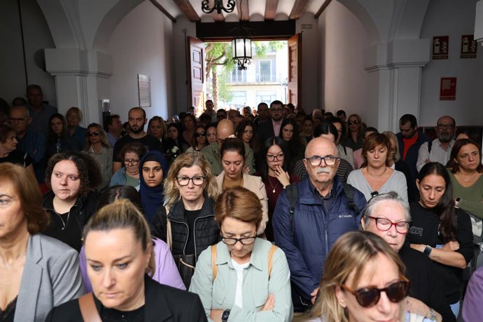 Asistentes al minuto de silencio en el Ayuntamiento de Catarroja