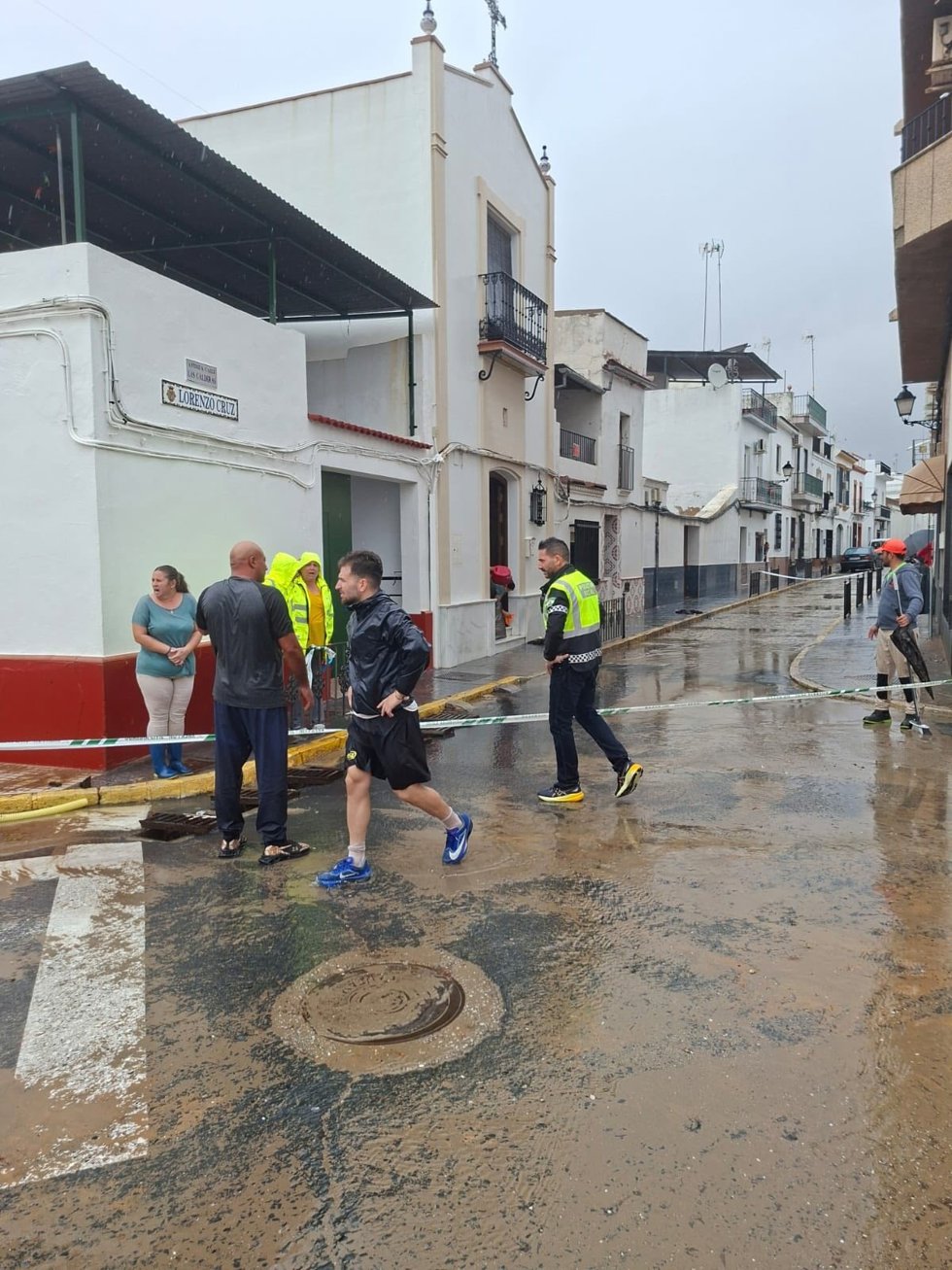 Tareas de achique de agua en Almonte (Huelva).