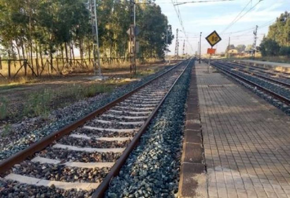 Archivo - Vía del tren en Huelva.