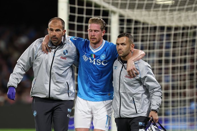 25 October 2025, Italy, Naples: Napoli's Kevin De Bruyne leaves the pitch injured during the Italian Serie A soccer match between SSC Napoli and Inter Milan at the Diego Armando Maradona Stadium. Photo: Alessandro Garofalo/LaPresse via ZUMA Press/dpa