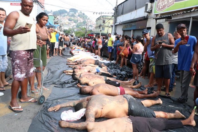 October 29, 2025, Rio De Janeiro, Rio De Janeiro, Brasil: Rio de Janeiro (RJ), 10/29/2025 - Containment Operation/Rio/CV/Alemao/Penha/RJ - Residents bring dozens of bodies to Penha Square after the deadliest operation in Rio de Janeiro, this Wednesday, Oc