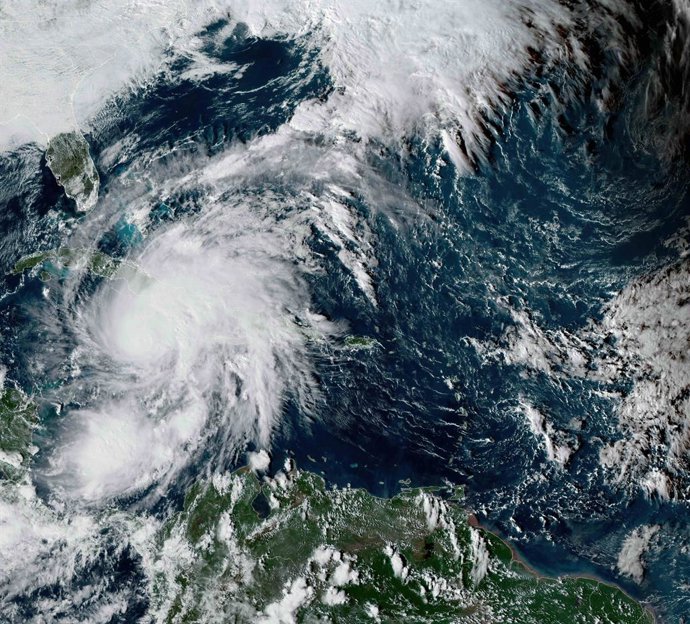 28 de outubro de 2025, Mar do Caribe, Jamaica: A imagem do satélite NOAA NESDIS GOES-19 mostra o furacão Melissa, uma tempestade de categoria 5, passando pelo oeste da Jamaica em 1950 GMT, 28 de outubro de 2025, no Mar do Caribe. O Melissa chegou à costa 