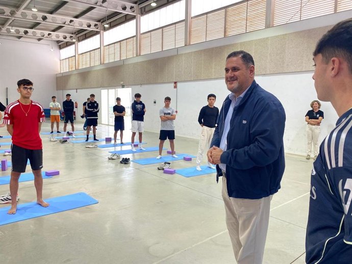 El delegado territorial de Desarrollo Educativo y FP en Almería, Francisco Alonso, durante su visita al IES Sol de Portocarrero.