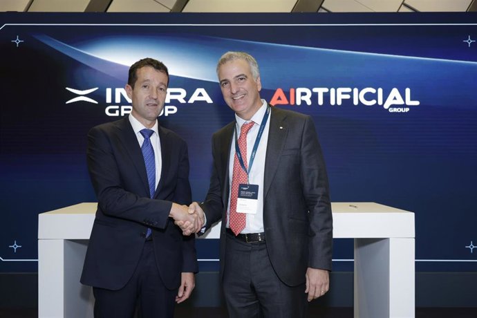 Archivo - De izquierda a derecha: el presidente de Indra, Ángel Escribano, y el consejero delegado de Airtificial, Guillermo Fernández de Peñaranda, durante la firma del acuerdo entre ambas compañías en Madrid, a 29 de octubre de 2025.