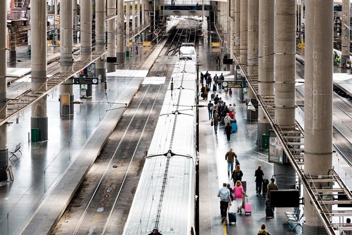 Viajeros en la Estación de Madrid - Puerta de Atocha - Almudena Grandes, a 21 de octubre de 2025, en Madrid (España). 