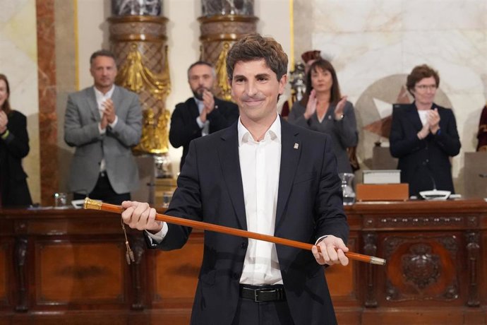El nuevo alcalde de San Sebastián, Jon Insausti, toma posesión del cargo durante un pleno extraordinario en el Ayuntamiento de San Sebastián, a 29 de octubre de 2025, en San Sebastián, Guipúzcoa, País Vasco (España). El hasta ahora concejal de Cultura, Eu
