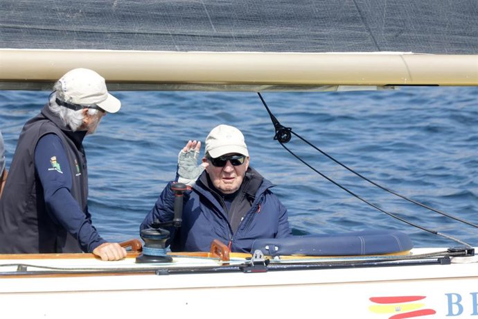 Archivo - Arquivo - O Rei Juan Carlos desembarcando, a 17 de maio de 2025, en Sanxenxo (España).