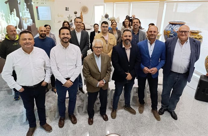 El presidente de la Mancomunidad Campiña Sur, Miguel Ruz (segundo por la dcha.), junto a otras autoridades, en la presentación del 'Road Trip Ruta del Vino Montilla-Moriles'.