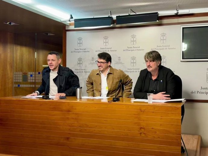 Roberto Ruiz secretario de Política Institucional de IU Asturias; Raúl Salineros, el presidente de UATAE, la Unión de Trabajadores Autónomos de España y Xabel Vegas, portavoz de Convocatoria por Asturies.