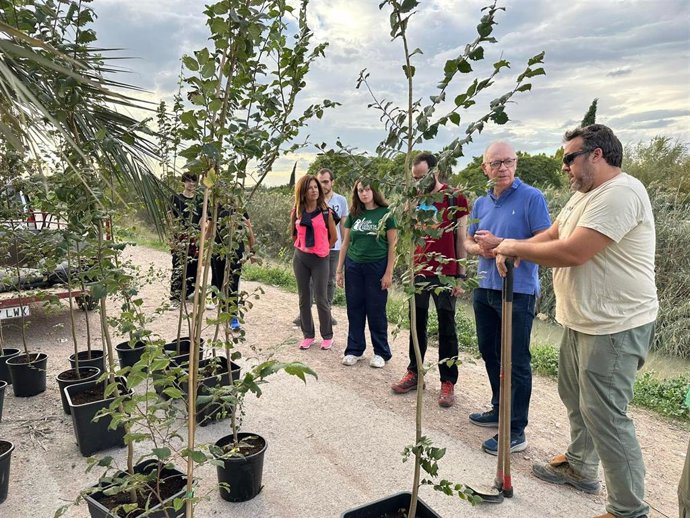 Jornada de voluntariado ambiental para la plantación de más de 30 nuevos ejemplares de olmo y otras especies de vegetación autóctona junto al cauce del río Segura en Barriomar