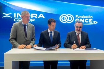 Ángel Escribano, presidente ejecutivo de Indra Group; José Vicente de los Mozos, consejero delegado de Indra Group; y Miguel Carballeda, presidente del Grupo Social ONCE, han rubricado el acuerdo durante un acto celebrado en Ifema (Madrid).