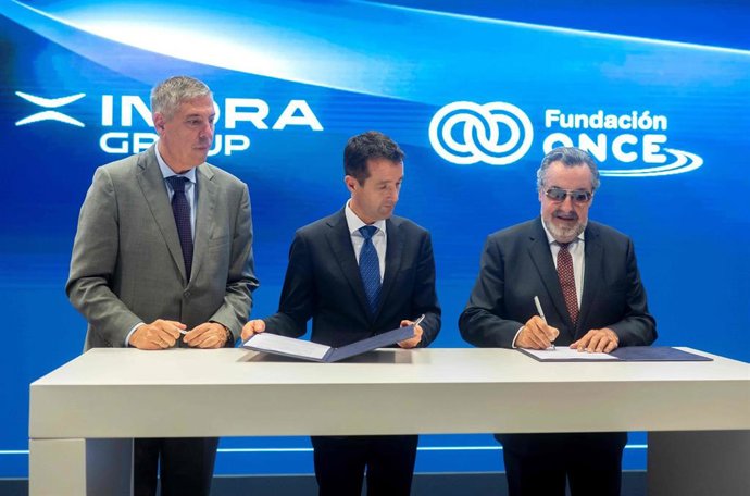 Ángel Escribano, presidente ejecutivo de Indra Group; José Vicente de los Mozos, consejero delegado de Indra Group; y Miguel Carballeda, presidente del Grupo Social ONCE, han rubricado el acuerdo durante un acto celebrado en Ifema (Madrid).
