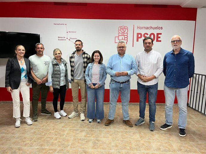 Esteban Morales (3º dcha.) e Irene Pérez (4ª dcha.), en la sede del PSOE de Hornachuelos.