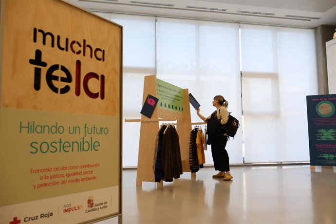 Cruz Roja lleva a Salamanca la muestra 'Mucha Tela...Hilando un futuro sostenible' para concienciar sobre la moda rápida.
