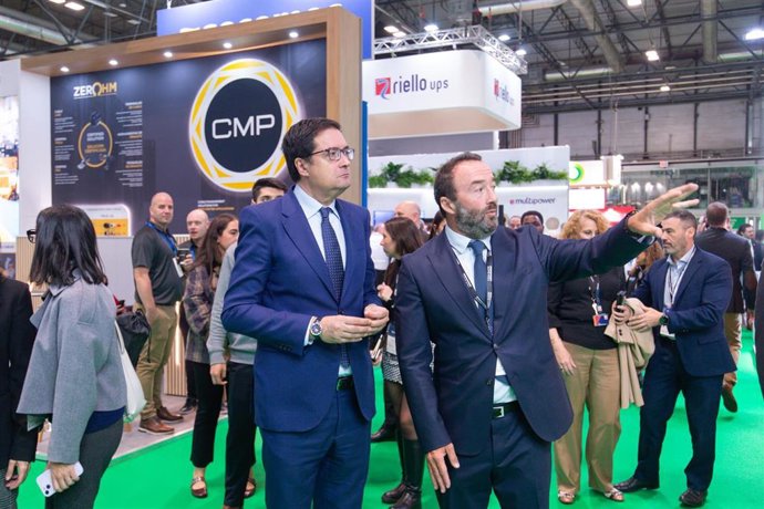 El ministro para la Transformación Digital y de la Función Pública, Óscar López (i), visita la quinta edición de la feria Tech Show Madrid, en IFEMA, a 29 de octubre de 2025, en Madrid (España). 
