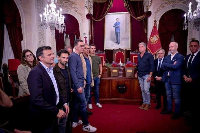 El alcalde de Cádiz, Bruno García, en el acto organizado por la Asociación de Memoria Histórica de Cádiz para entregar a sus familiares los restos de Juan Diego Cortés Pacheco y Manuel Moreno Cortés, dos gaditanos asesinados en 1936