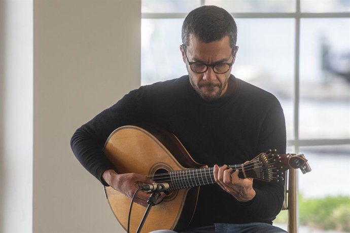 Archivo - El guitarrista portugués Bernardo Couto.