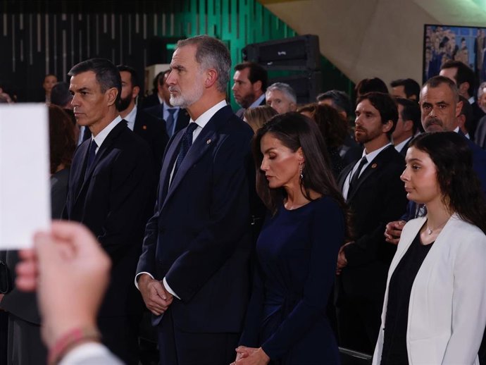 El presidente del Gobierno, Pedro Sánchez; y los reyes Felipe VI y Letizia; durante el homenaje a las víctimas de la dana, en el Museo de las Ciencias Príncipe Felipe, a 29 de octubre de 2025, en Valencia, Comunidad Valenciana (España).