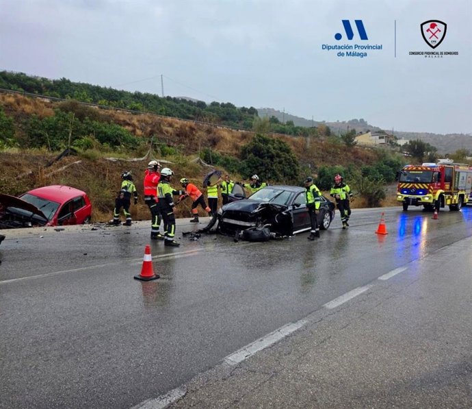 Efectivos de los bomberos intervienen ras un accidente de tráfico en La Vieñuela