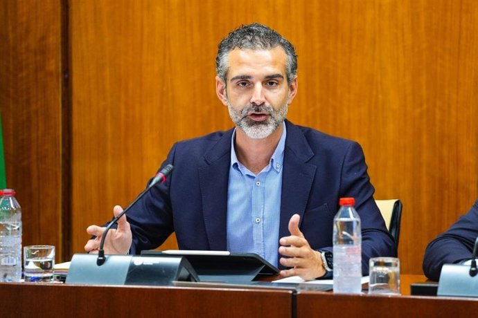 El consejero de Agricultura, Pesca, Agua y Desarrollo Rural de la Junta de Andalucía, Ramón Fernández-Pacheco, durante su intervención en comisión parlamentaria.
