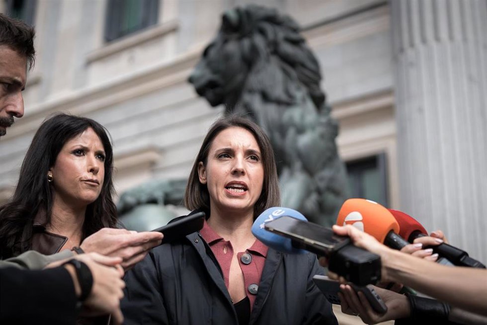 La secretaria política de Podemos, Irene Montero (d), y la diputada Martina Velarde (i),atienden a los medios tras el registro de una iniciativa en apoyo a la comunicadora Cristina Fallarás y en contra la violencia machista en el Congreso de los Diputad