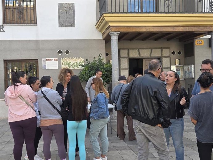 Recogida de firmas para la llegada del metro de Granada a La Zubia