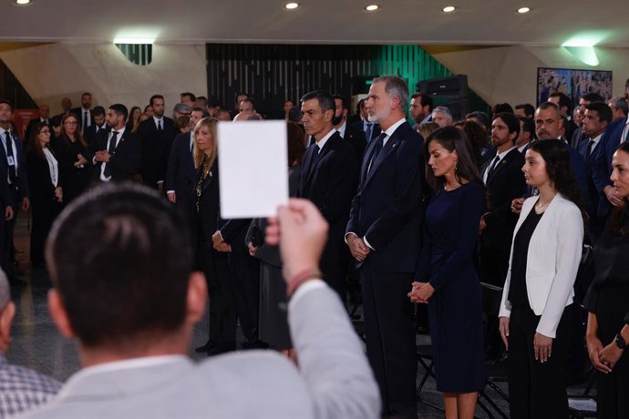 O Presidente do Governo, Pedro Sánchez; e o Rei Felipe VI e a Rainha Letizia; durante a homenagem às vítimas da dana, no Museu de Ciências Príncipe Felipe, em 29 de outubro de 2025, em Valência, Valência (Espanha). Suas Majestades o