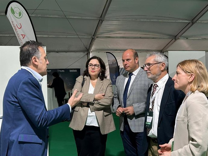 La directora general de Sostenibilidad Ambiental y Economía Circular de la Junta de Andalucía, Carmen Jiménez, y el delegado territorial de Sostenibilidad y Medio Ambiente en la provincia de Cádiz, Óscar Curtido, en las Jornadas de Anepma en Rota