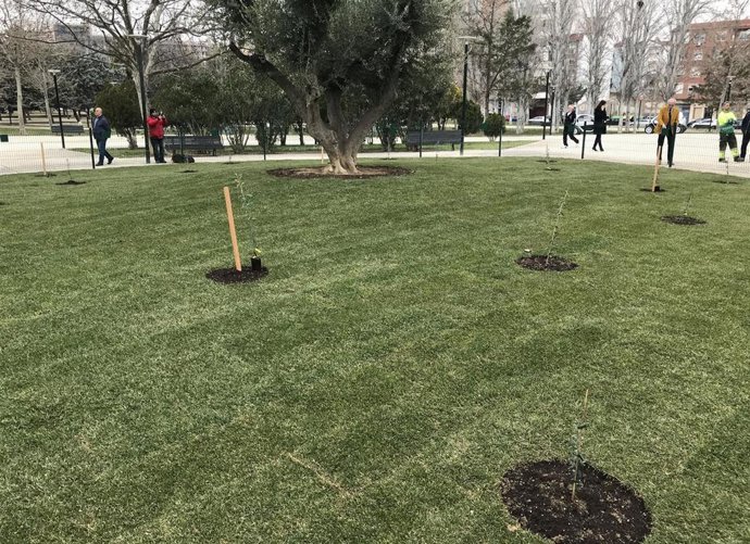Archivo - Jardín de la Paz, en el Parque de La Aljafería.
