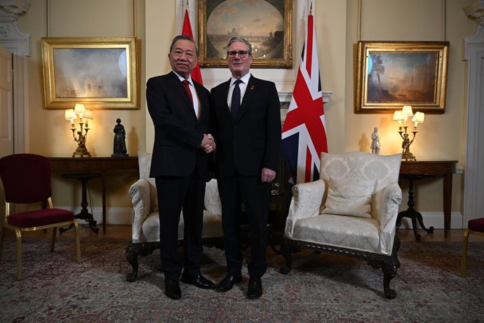 29 de outubro de 2025, Reino Unido, Londres: O primeiro-ministro do Reino Unido, Sir Keir Starmer (à direita), recebe o secretário-geral do Partido Comunista do Vietnã, To Lam, antes de sua reunião em Downing Street. Foto: Leon Neal/PA Wire/dpa