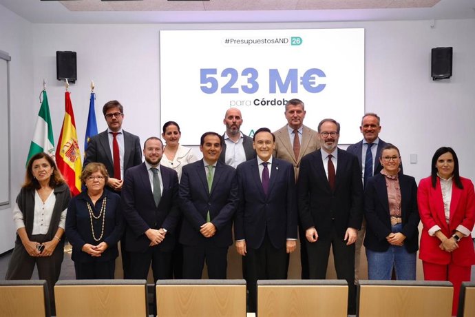 Los consejeros Nieto y Gómez Villamandos (centro), junto con Molina (3º dcha.) y los delegados territoriales de la Junta en Córdoba, en la presentación de los presupuestos para 2026.