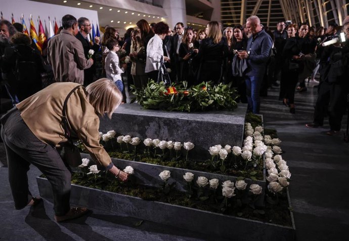 Un total de 237 rosas blancas han recordado a las víctimas de la dana en el funeral de Estado en su memoria.